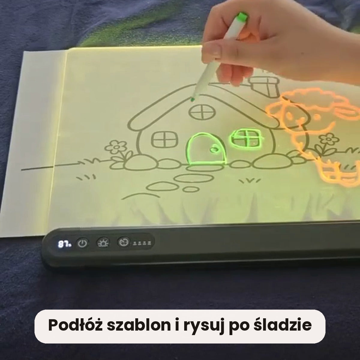 Szablon podłożony pod tablicę — dziecko rysuje po śladzie