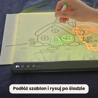 Szablon podłożony pod tablicę — dziecko rysuje po śladzie
