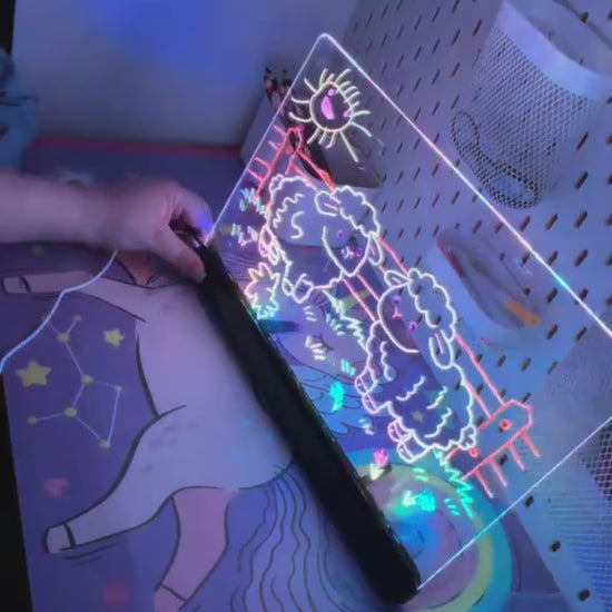 Tablica Rysuś w nocy — rysunki świecą w różnych kolorach RGB