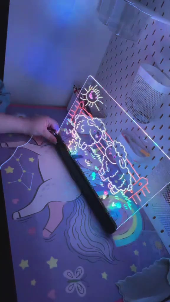 Tablica Rysuś w nocy — rysunki świecą w różnych kolorach RGB